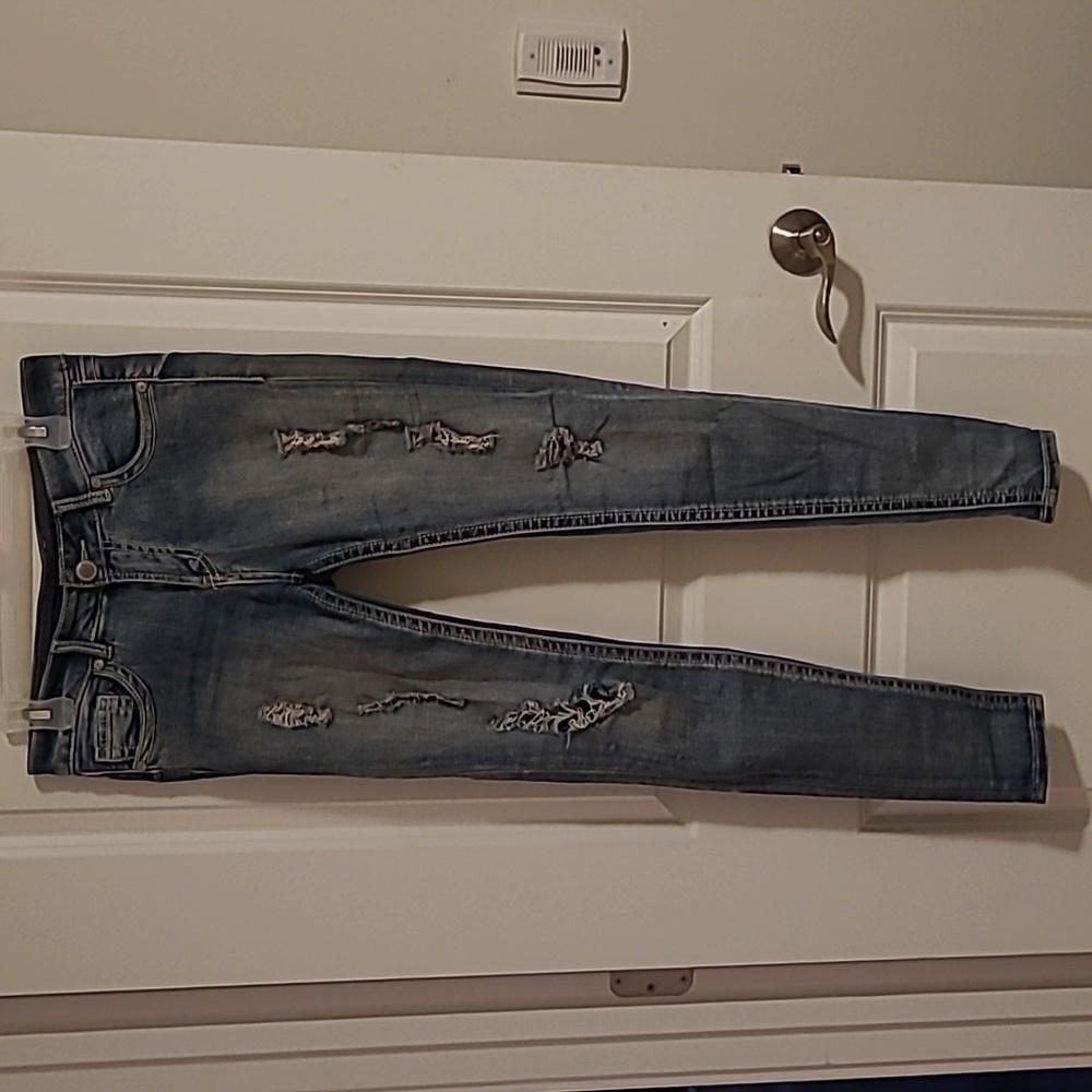 3/$27 Bottoms Up distressed skinny jeans